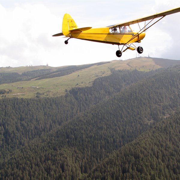 - Inaugurazione Aviosuperficie Lieta 2014 - <p>Il giorno 6 settembre a conclusione dell&#39;intenso lavoro dell&#39;AeC di&nbsp;Belluno con in testa il Presidente Chiesa ed il Consigliere Ferro,&nbsp;grazie alla preziosa collaborazione del Comune di Belluno si &egrave; provveduto ad inaugurare l&#39;aviosuperficie Lieta.</p>

<p><strong>Attenzione</strong>: l&#39;aviosupreficie presenta difficolt&agrave; di tipo medio-alto, in particolare per il fondo irregolare. Se ne sconsiglia l&#39;utilizzo senza&nbsp;aver preventivamente consultato l&#39;Aeroclub di Belluno.</p>

<p>Foto di E. Marchesi</p>
