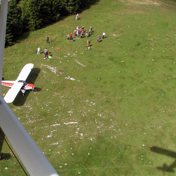 - Inaugurazione Aviosuperficie Lieta 2014 - <p>Il giorno 6 settembre a conclusione dell&#39;intenso lavoro dell&#39;AeC di&nbsp;Belluno con in testa il Presidente Chiesa ed il Consigliere Ferro,&nbsp;grazie alla preziosa collaborazione del Comune di Belluno si &egrave; provveduto ad inaugurare l&#39;aviosuperficie Lieta.</p>

<p><strong>Attenzione</strong>: l&#39;aviosupreficie presenta difficolt&agrave; di tipo medio-alto, in particolare per il fondo irregolare. Se ne sconsiglia l&#39;utilizzo senza&nbsp;aver preventivamente consultato l&#39;Aeroclub di Belluno.</p>

<p>Foto di E. Marchesi</p>
