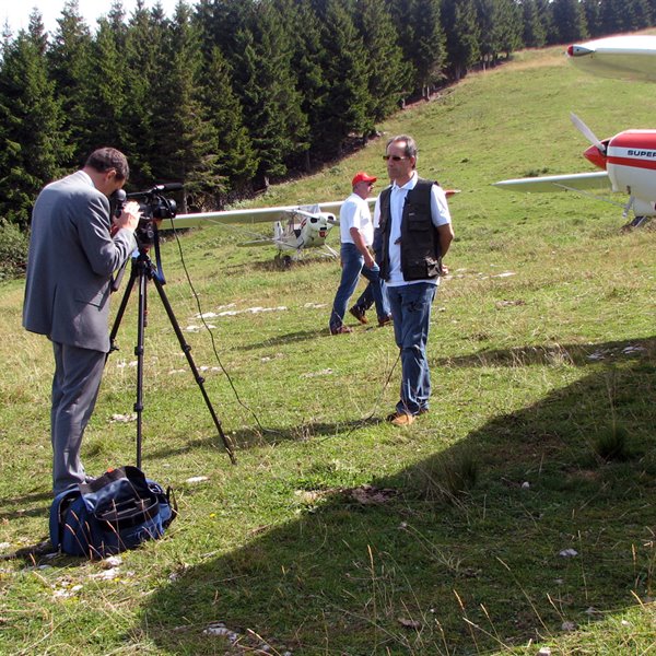 - Inaugurazione Aviosuperficie Lieta 2014 - <p>Il giorno 6 settembre a conclusione dell&#39;intenso lavoro dell&#39;AeC di&nbsp;Belluno con in testa il Presidente Chiesa ed il Consigliere Ferro,&nbsp;grazie alla preziosa collaborazione del Comune di Belluno si &egrave; provveduto ad inaugurare l&#39;aviosuperficie Lieta.</p>

<p><strong>Attenzione</strong>: l&#39;aviosupreficie presenta difficolt&agrave; di tipo medio-alto, in particolare per il fondo irregolare. Se ne sconsiglia l&#39;utilizzo senza&nbsp;aver preventivamente consultato l&#39;Aeroclub di Belluno.</p>

<p>Foto di E. Marchesi</p>
