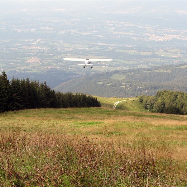 - Inaugurazione Aviosuperficie Lieta 2014 - <p>Il giorno 6 settembre a conclusione dell&#39;intenso lavoro dell&#39;AeC di&nbsp;Belluno con in testa il Presidente Chiesa ed il Consigliere Ferro,&nbsp;grazie alla preziosa collaborazione del Comune di Belluno si &egrave; provveduto ad inaugurare l&#39;aviosuperficie Lieta.</p>

<p><strong>Attenzione</strong>: l&#39;aviosupreficie presenta difficolt&agrave; di tipo medio-alto, in particolare per il fondo irregolare. Se ne sconsiglia l&#39;utilizzo senza&nbsp;aver preventivamente consultato l&#39;Aeroclub di Belluno.</p>

<p>Foto di E. Marchesi</p>
