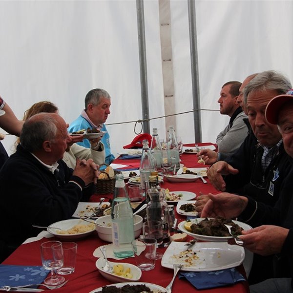 - Raduno AIPM a Sella Valsugana - chiusura stagione estiva 2014 - <p>Pranzo al Ristorante Carlon</p>

<p>+ 100!!</p>

<p>Foto di Flavio Canton e Valentina Musmeci</p>

<p>&nbsp;</p>
