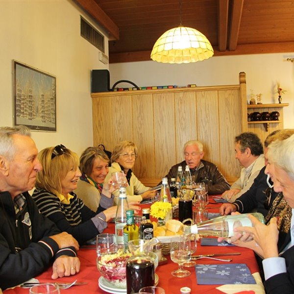 - Raduno AIPM a Sella Valsugana - chiusura stagione estiva 2014 - <p>Pranzo al Ristorante Carlon</p>

<p>+ 100!!</p>

<p>Foto di Flavio Canton e Valentina Musmeci</p>

<p>&nbsp;</p>
