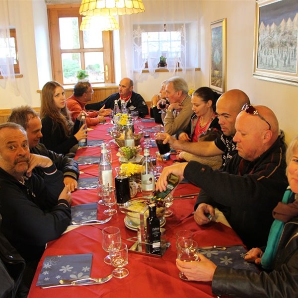 - Raduno AIPM a Sella Valsugana - chiusura stagione estiva 2014 - <p>Pranzo al Ristorante Carlon</p>

<p>+ 100!!</p>

<p>Foto di Flavio Canton e Valentina Musmeci</p>

<p>&nbsp;</p>
