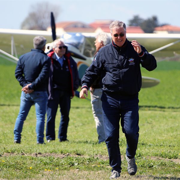 - 25 marzo 2023 - Apertura stagione a Vigarano Mainarda - Foto di Enzo Marchesi - <p>Bellissima giornata di sole e... vento! Nonostante&nbsp; 15-20 nodi di vento al traverso siamo riusciti a organizzare uno splendido evento. Grazie a Enrico Marangoni responsabile dell&#39;aviosuperficie ICARO VILLAGE per l&#39;organizzazione e l&#39;ospitalit&agrave;. Ottimo il Ristorante SPIRITO sulla stessa area.</p>
