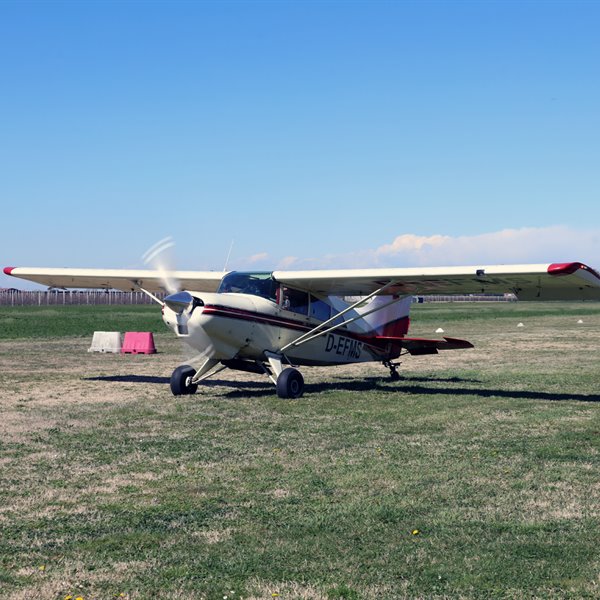 - 25 marzo 2023 - Apertura stagione a Vigarano Mainarda - Foto di Enzo Marchesi - <p>Bellissima giornata di sole e... vento! Nonostante&nbsp; 15-20 nodi di vento al traverso siamo riusciti a organizzare uno splendido evento. Grazie a Enrico Marangoni responsabile dell&#39;aviosuperficie ICARO VILLAGE per l&#39;organizzazione e l&#39;ospitalit&agrave;. Ottimo il Ristorante SPIRITO sulla stessa area.</p>
