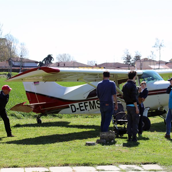 - 25 marzo 2023 - Apertura stagione a Vigarano Mainarda - Foto di Enzo Marchesi - <p>Bellissima giornata di sole e... vento! Nonostante&nbsp; 15-20 nodi di vento al traverso siamo riusciti a organizzare uno splendido evento. Grazie a Enrico Marangoni responsabile dell&#39;aviosuperficie ICARO VILLAGE per l&#39;organizzazione e l&#39;ospitalit&agrave;. Ottimo il Ristorante SPIRITO sulla stessa area.</p>
