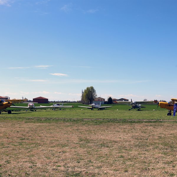 - 25 marzo 2023 - Apertura stagione a Vigarano Mainarda - Foto di Enzo Marchesi - <p>Bellissima giornata di sole e... vento! Nonostante&nbsp; 15-20 nodi di vento al traverso siamo riusciti a organizzare uno splendido evento. Grazie a Enrico Marangoni responsabile dell&#39;aviosuperficie ICARO VILLAGE per l&#39;organizzazione e l&#39;ospitalit&agrave;. Ottimo il Ristorante SPIRITO sulla stessa area.</p>
