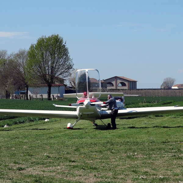 - 25 marzo 2023 - Apertura stagione a Vigarano Mainarda - Foto di Enzo Marchesi - <p>Bellissima giornata di sole e... vento! Nonostante&nbsp; 15-20 nodi di vento al traverso siamo riusciti a organizzare uno splendido evento. Grazie a Enrico Marangoni responsabile dell&#39;aviosuperficie ICARO VILLAGE per l&#39;organizzazione e l&#39;ospitalit&agrave;. Ottimo il Ristorante SPIRITO sulla stessa area.</p>
